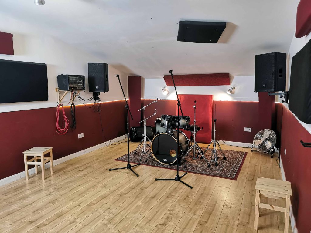 Mid size room room with wooden floor. No mirror. EV/Yamaha PA & floor monitor. Pearl EXR rock size kit.