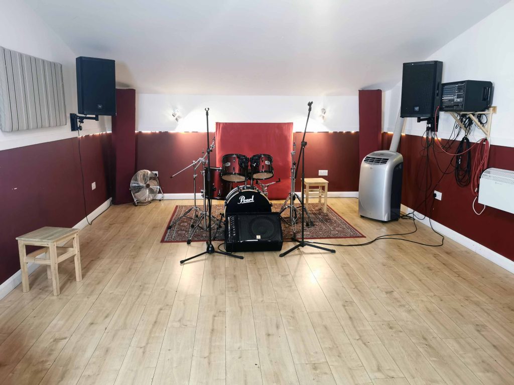 Mid/Large room room with wooden floor. No mirror. EV/Yamaha PA & floor monitor. Pearl EX fusion size kit.